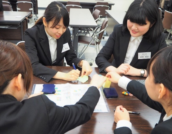 話を聴いている新入社員の写真