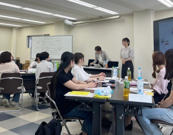 話し合いをしている新入社員の写真